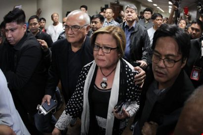  Thượng nghị sĩ Leima de Lima rời Thượng viện Philippines hôm 23-2. Ảnh: NY Times