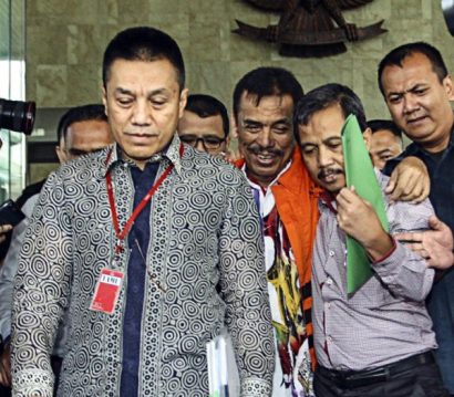 Thị trưởng Madiun Bambang Irianto (giữa, mặc áo cam) rời Văn phòng KPK ở Jakarta sau khi bị thẩm vấn tháng 11-2016