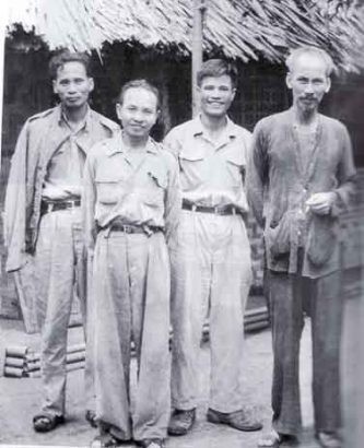 Từ trái qua: Thủ tướng Phạm Văn Đồng, TBT Trường Chinh, Đại tướng Nguyễn Chí Thanh và Chủ tịch Hồ Chí Minh ngày ở chiến khu Việt Bắc