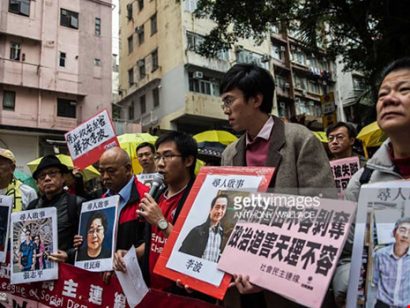  Người biểu tình tại Hong Kong phản đối vụ năm người làm nhà xuất bản sách bị mất tích. Ảnh: GETTY