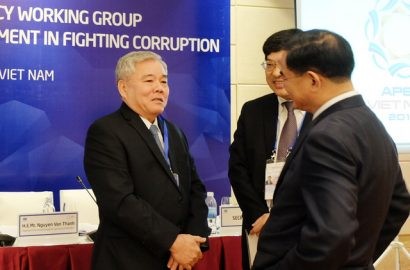  Tổng Thanh tra Chính phủ Phan Văn Sáu (trái) trao đổi với các đại biểu tham gia phiên họp Nhóm công tác về Chống tham nhũng của APEC