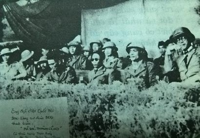  Cụ Nguyễn Sơn Hà (ngoài cùng bên phải) tại buổi Quốc hội tặng thanh kiếm Mã đáo thành công cho Đại đoàn 308