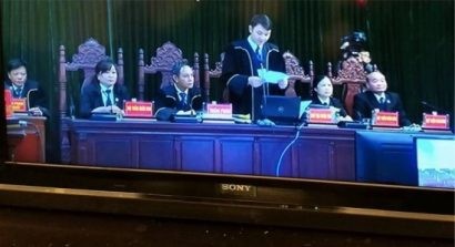  Vị chủ toạ công bố quyết định tạm đình chỉ vụ án với bị cáo Phương (ảnh chụp qua màn hình tivi)