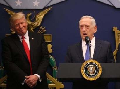  Tổng thống Mỹ Donald Trump lắng nghe phát biểu của bộ trưởng Quốc phòng James Mattis (phải) sau lễ nhậm chức của ông này tại Lầu Năm Góc, Washington ngày 27/1. Ảnh: Reuters. 