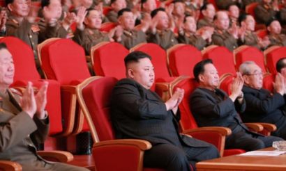  Lãnh đạo Triều Tiên Kim Jong-un theo dõi một buổi biểu diễn tại Nhà hát Nhân dân. Ảnh: Reuters