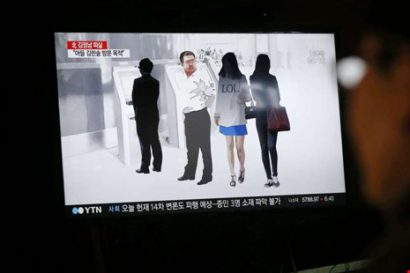  Một người Hàn Quốc xem bản tin về vụ sát hại ông Kim Jong-nam. Ảnh: EPA