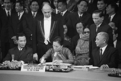 Bà Nguyễn Thị Bình ký Hiệp định Pari ngày 27/1/1973 (ảnh tư liệu)