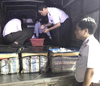 Cơ quan chức năng Sở NN&PTNT tỉnh Bạc Liêu bắt giữ lô tôm chứa tạp chất.