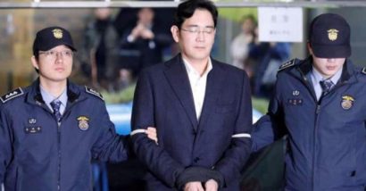  Ông Lee Jae-yong (giữa) được đưa đến văn phòng tham vấn độc lập ở Seoul hôm 22/2. Ảnh: AP.