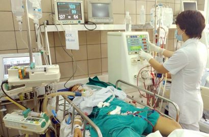 Bệnh nhân ngộ độc rượu cấp cứu tại Trung tâm Chống độc, Bệnh viện Bạch Mai. Ảnh: Thanh Hải.
