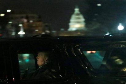  Tổng thống Trump rời khỏi nhà hàng tại Washington sau thất bại của đạo luật y tế