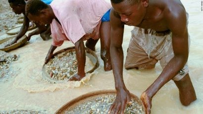  Công nhân khai thác kim cương tại một mỏ do nhà nước kiểm soát ở Sierra Leone năm 2001. Ảnh: Getty.