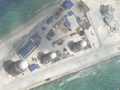 Ảnh chụp vệ tinh của cho thấy Trung Quốc xây nhiều hạ tầng quân sự trên đá Chữ Thập. Ảnh: AMTI