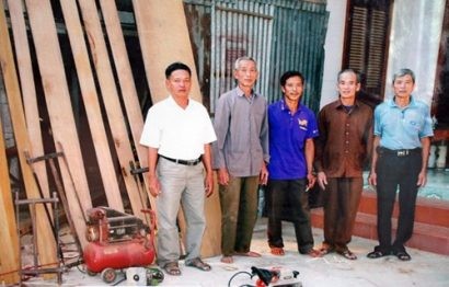 Đội thợ mộc của làng Bỉnh Gi, tham gia xây dựng công trình trên quần đảo Trường Sa. Ảnh tư liệu thiếu tướng Hoàng Kiền.