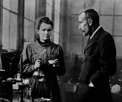  Marie Curie là người phụ nữ đầu tiên và duy nhất cho tới nay nhận giải thưởng Nobel Khoa học. 