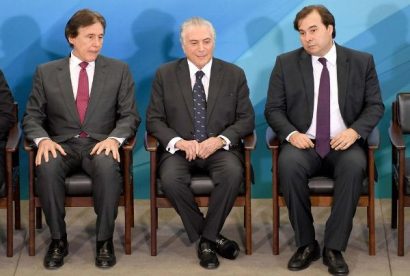  Tổng thống Brazil Michel Temer ngồi giữa 2 nhân vật đang bị đề nghị điều tra tham nhũng là Eunicio Oliveira (bên trái - Chủ tịch Thượng viện) và Rodrigo Maia (bên phải - Chủ tịch Hạ viện). Ảnh: AFP
