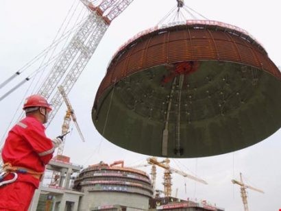 Công nhân làm việc tại nhà máy điện hạt nhân Tianwan ở tỉnh Giang Tô, Trung Quốc hồi cuối tháng 9-2015. Ảnh: REUTERS
