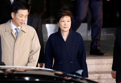  Bà Park Geun-hye rời khỏi văn phòng công tố Seoul sáng sớm 22-3 sau 22 tiếng chịu thẩm vấn. Ảnh: REUTERS