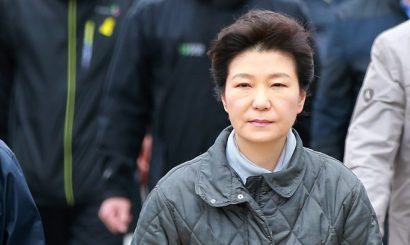  Bà Park, khi đó còn là tổng thống, đến thăm cảng Paengmok, nơi người thân của các nạn nhân đang cắm trại để chờ tin tức về công tác cứu hộ. Ảnh: Yonhap.