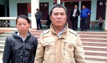 Vợ chồng ông Nông Văn Thụt trước TAND huyện Ea Kar hồi đầu tháng 3-2017. Tại phiên xử này, ông bị phạt 18 tháng tù về tội vi phạm quy định về điều khiển phương tiện giao thông đường bộ. Ảnh: ĐẠI DŨNG