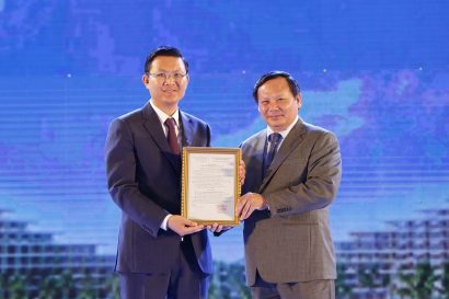Ông Lê Thành Vinh - Tổng Giám đốc Tập đoàn FLC đón chứng nhận 5 sao từ ông Nguyễn Văn Tuấn - Tổng Cục Trưởng Tổng cục Du lịch. 