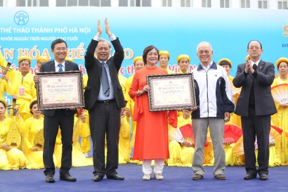  Vinamilk và CLB sức khỏe ngoài trời Hà Nội sở hữu kỷ lục Việt Nam với số lượng người tham gia đồng diễn dưỡng sinh đông nhất