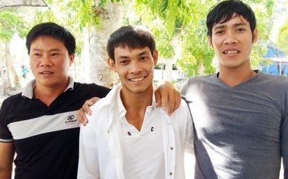  Ba thanh niên vui mừng vì được xin lỗi công khai tại nơi cư trú. Ảnh: Việt Tường