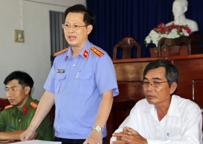  Lãnh đạo VKSND huyện Bình Chánh xin lỗi 3 thanh niên oan sai. Ảnh: Việt Tường