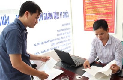  Tư vấn cho khách hàng tại Văn phòng Thừa phát lại quận Hà Đông, Hà Nội. Ảnh tư liệu