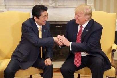  Trung Quốc lo lắng về việc ông Tập rơi vào tình huống khó xử như cái bắt tay 19 giây giữa Thủ tướng Abe (trái) và ông Trump hồi tháng 2. Ảnh: Getty.