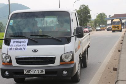  Hàng chục xe tải dán băng chữ phản đối thu phí ở trạm BOT Cầu Rác. VNN