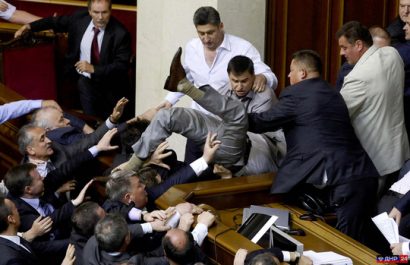  Các nhà tài phiệt thao túng quốc hội Ukraine, nơi thường xảy ra xô xát Ảnh: DNR24