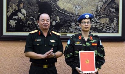  Thượng tướng Phạm Ngọc Minh trao quyết định của Chủ tịch nước cho Đại úy Nguyễn Quốc Khánh.