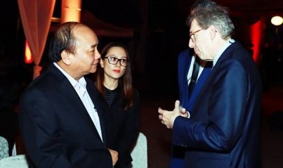  Thủ tướng nói chuyện với các doanh nhân trong buổi gặp gỡ. Ảnh: VGP/Quang Hiếu