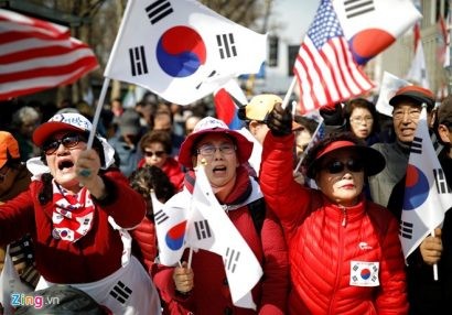  Ngày 11/3, người ủng hộ cựu Tổng thống Park Geun Hye tràn ra đường biểu tình phản đối phán quyết phế truất bà của Tòa án Hiến pháp. Ảnh: Duy Tín.