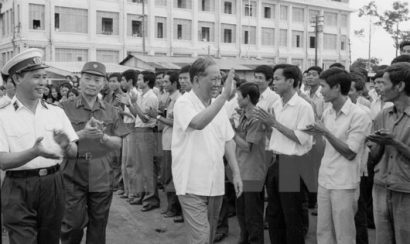 Tổng Bí thư Lê Duẩn thăm nhà máy đóng tàu Ba Son, Thành phố Hồ Chí Minh, ngày 19/3/1980. (Ảnh: Tư liệu TTXVN)
