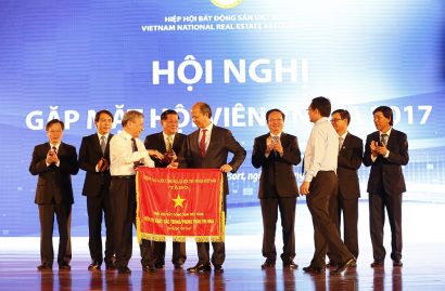Thứ trưởng Bộ Xây dựng Bùi Phạm Khánh trao cờ thi đua của Chính phủ cho Chủ tịch Hiệp hội BĐS Việt Nam)