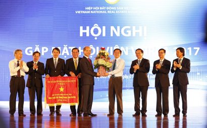 Chủ tịch UBND tỉnh Bình Định Hồ Quốc Dũng tặng hoa Chủ tịch Hiệp hội BĐS Việt Nam