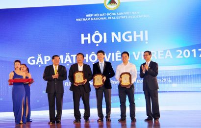 Hiệp hội BĐS Việt Nam tặng kỷ niệm chương cho các nhà tài trợ