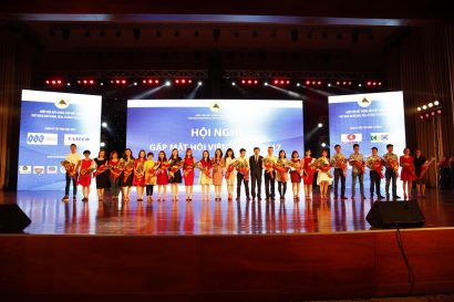 Hiệp hội BĐS Việt Nam tặng hoa cám ơn các phóng viên, nhà báo đã đồng hành cùng Hiệp hội, doanh nghiệp BĐS