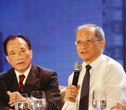 Ông Lê Đăng Doanh - nguyên Viện trưởng Viện Nghiên cứu quản lý kinh tế Trung ương (CIEM) (bên phải) 