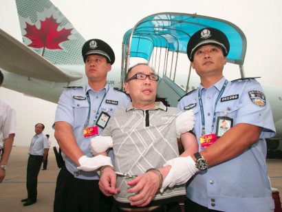  Một nghi phạm tham nhũng đã bị dẫn giải từ Canada về Trung Quốc
