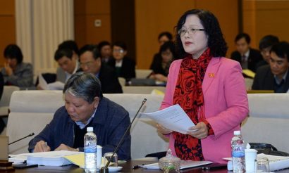 ĐBQH Trần Thị Quốc Khánh trình bày tờ trình Dự án Luật Hành chính công tại một phiên họp của Ủy ban Thường vụ Quốc hội 