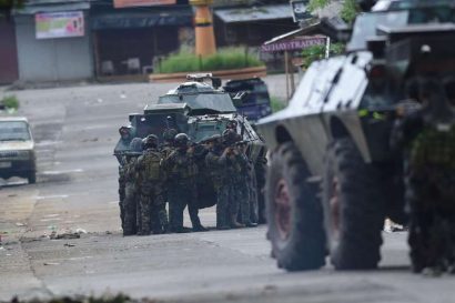  Lực lượng cảnh sát đặc nhiệm của Philippines chuẩn bị tấn công phiến quân Hồi giáo thân IS, Maute gần tòa thị chính ở thành phố Marawi ngày 28.5.