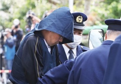 Nghi phạm Yasumasa Shibuya bị áp giải đến hiện trường vứt xác bé Nhật Linh ở Abiko ngày 15.4.