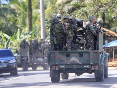  Xe quân sự của lực lượng quân đội Philippines trên đường tiến vào TP Marawi để chiến đấu chống lại nhóm khủng bố. Ảnh: REUTERS 