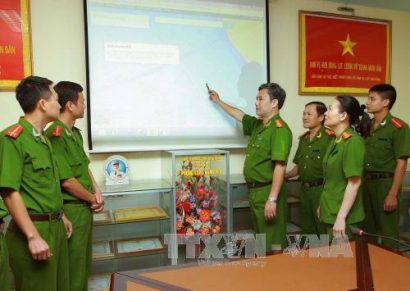  Đại tá Lê Hồng Thắng (đứng giữa), chỉ đạo cán bộ chiến sỹ thực hiện chuyên án mới. Ảnh: Doãn Tấn/TTXVN