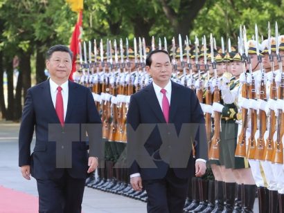 Tổng Bí thư, Chủ tịch nước Trung Quốc Tập Cận Bình và Chủ tịch nước Trần Đại Quang duyệt đội quân danh dự trong lễ đón tại Bắc Kinh.