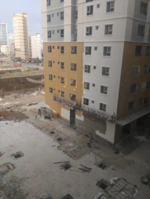 Một số công nhân vẫn đang tiếp tục hoàn thiện khu vực phía ngoài khu căn hộ. Ảnh: LÊ PHI.