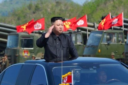  Nhà lãnh đạo Kim Jong-unt thị sát cuộc tập trận của đơn vị quân đội.